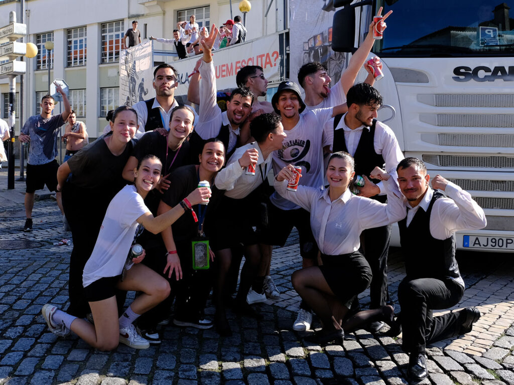 Estudantes celebram o "sonho" nas ruas de viana com lágrimas, cantorias e cerveja 33 Estudantes celebram o "sonho" nas ruas de viana com lágrimas, cantorias e cerveja