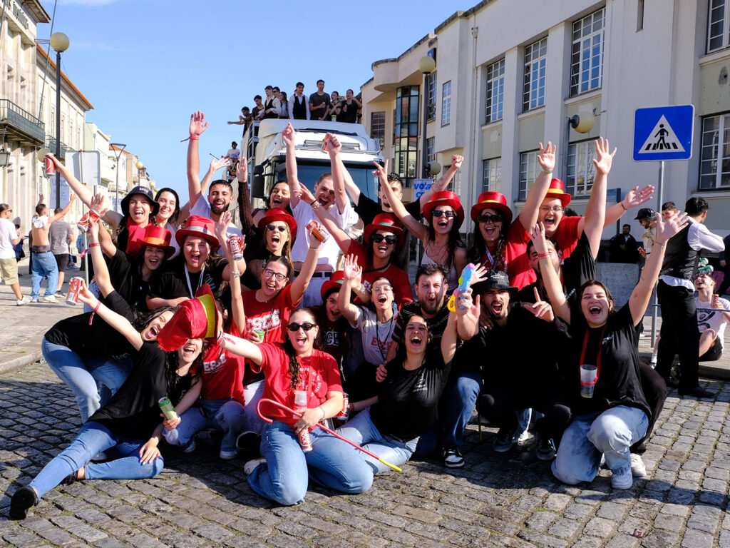 Estudantes celebram o "sonho" nas ruas de viana com lágrimas, cantorias e cerveja 32 Estudantes celebram o "sonho" nas ruas de viana com lágrimas, cantorias e cerveja