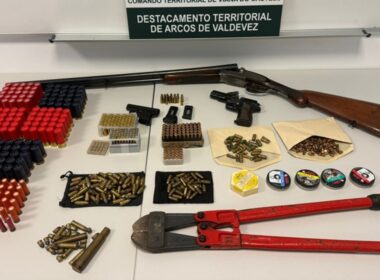 Homem de 80 anos suspeito do crime de dano tinha armas proibidas em casa
