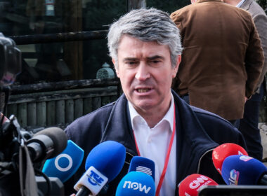 Carneiro acusa governo de manobras