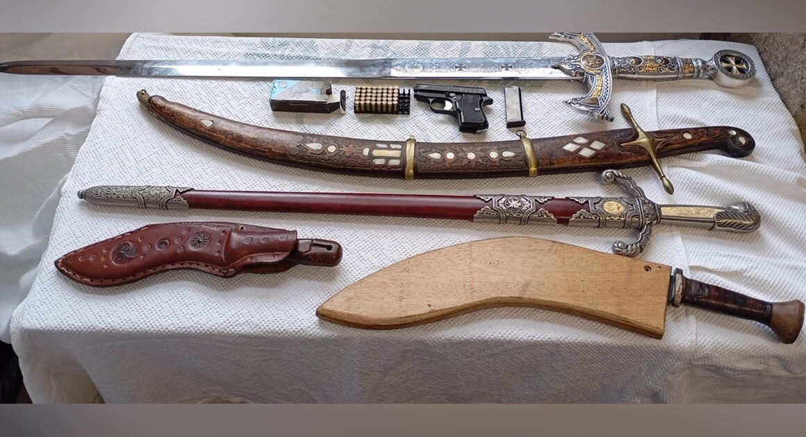 Barcelos: tinha uma pistola, três espadas e duas 'kukris' em casa