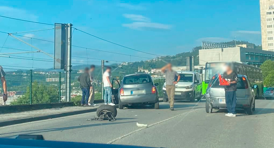 Carro perde roda após colisão em guimarães