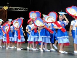 Centenas de crianças marcharam em viana
