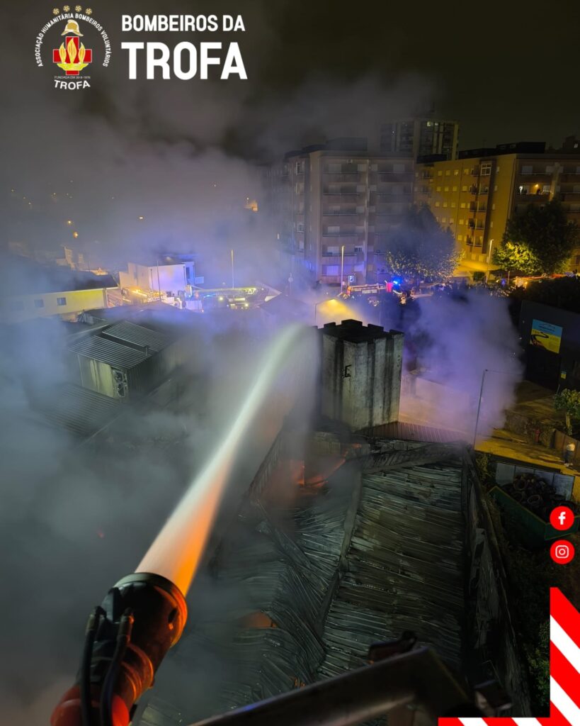 Oficina de pneus destruída por incêndio na trofa 8 Oficina de pneus destruída por incêndio na trofa