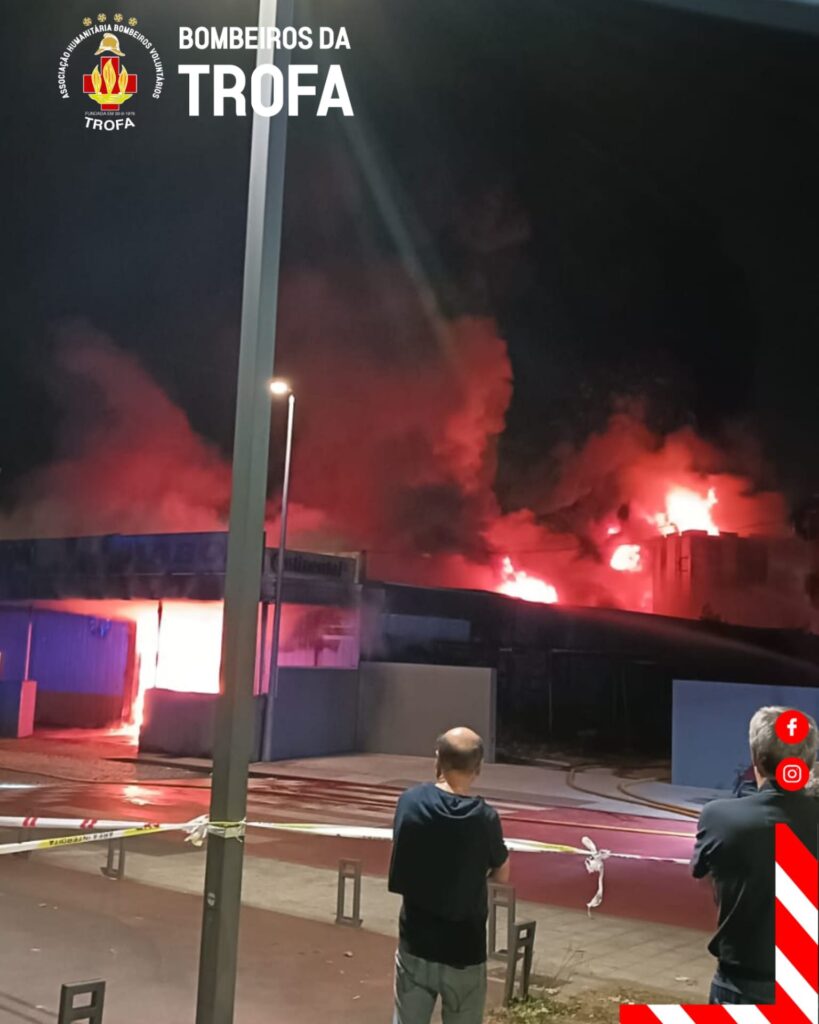 Oficina de pneus destruída por incêndio na trofa 9 Oficina de pneus destruída por incêndio na trofa