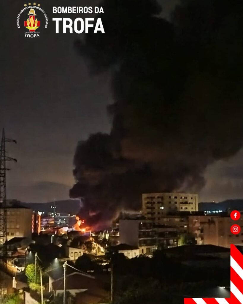 Oficina de pneus destruída por incêndio na trofa 10 Oficina de pneus destruída por incêndio na trofa