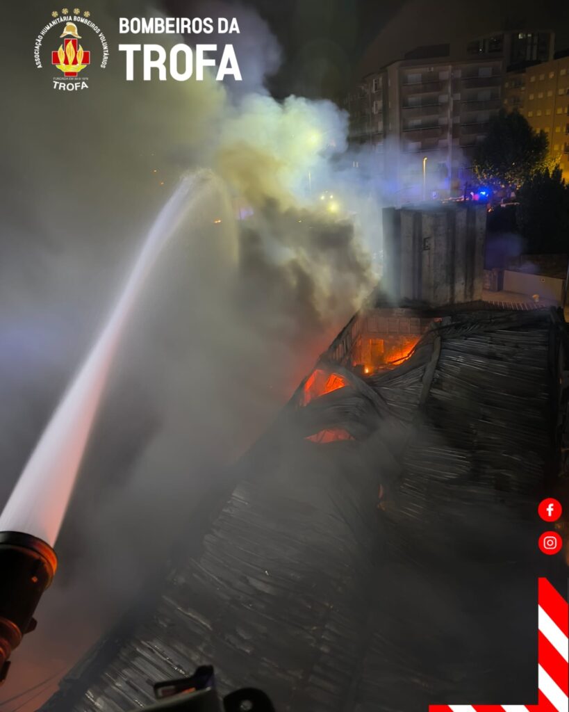 Oficina de pneus destruída por incêndio na trofa 7 Oficina de pneus destruída por incêndio na trofa