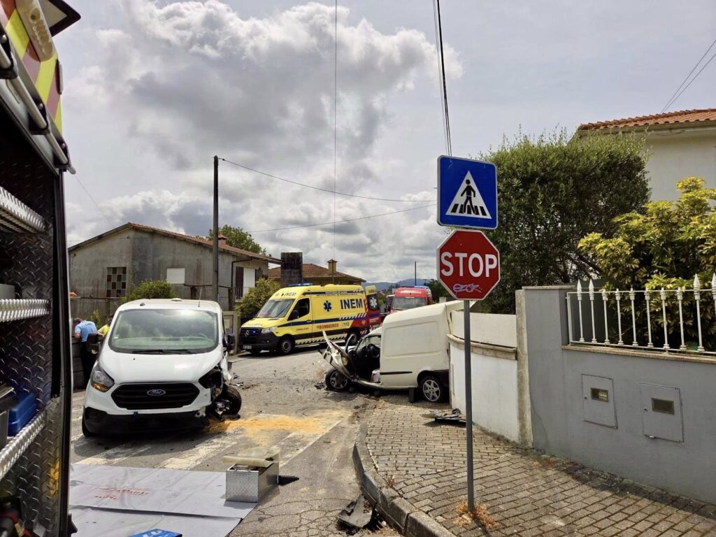 Violenta colisão faz dois feridos em famalicão 6 Violenta colisão faz dois feridos em famalicão