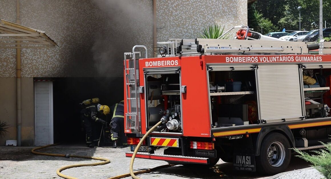 Viatura destruída por incêndio numa garagem em guimarães