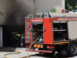 Viatura destruída por incêndio numa garagem em guimarães