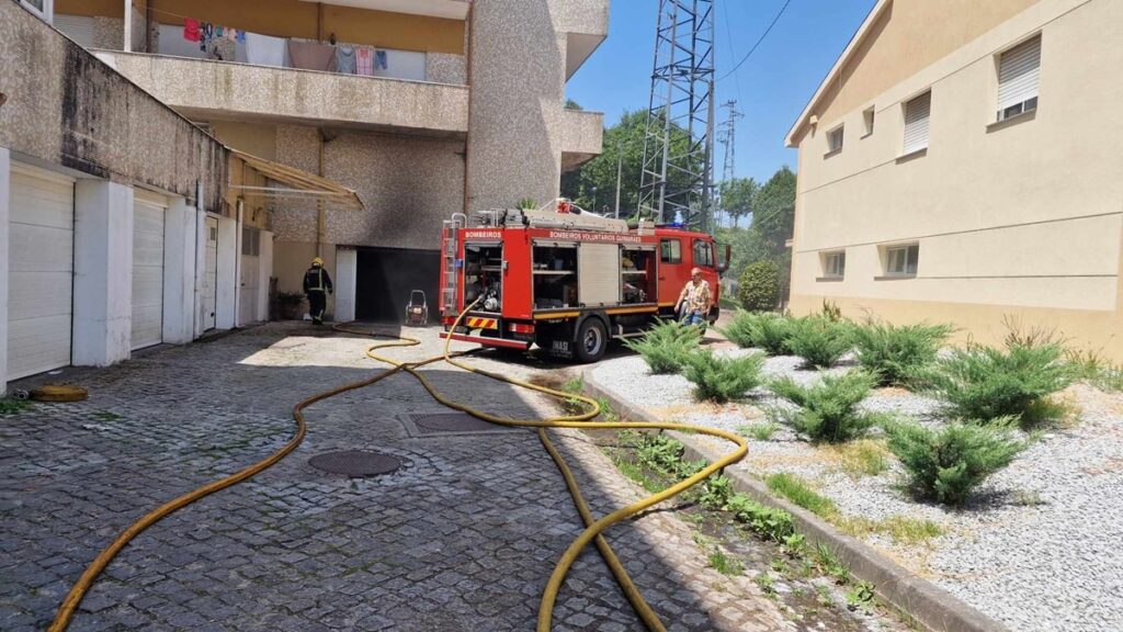 Viatura destruída por incêndio numa garagem em guimarães
