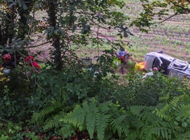 Jovem de 19 anos em estado grave após despiste e capotamento em vila verde