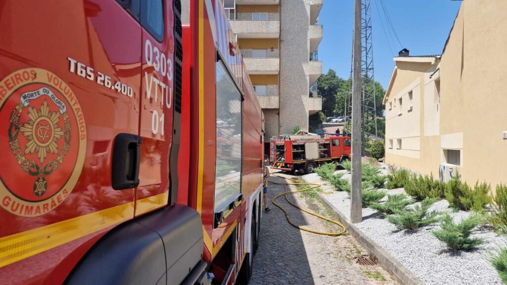 Viatura destruída por incêndio numa garagem em guimarães