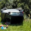 Carro cai a leira de dois metros quando mulher fazia manobra no quintal em arcos de valdevez