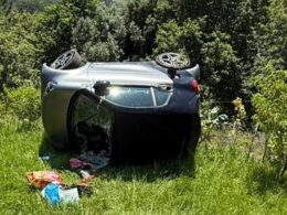 Carro cai a leira de dois metros quando mulher fazia manobra no quintal em arcos de valdevez