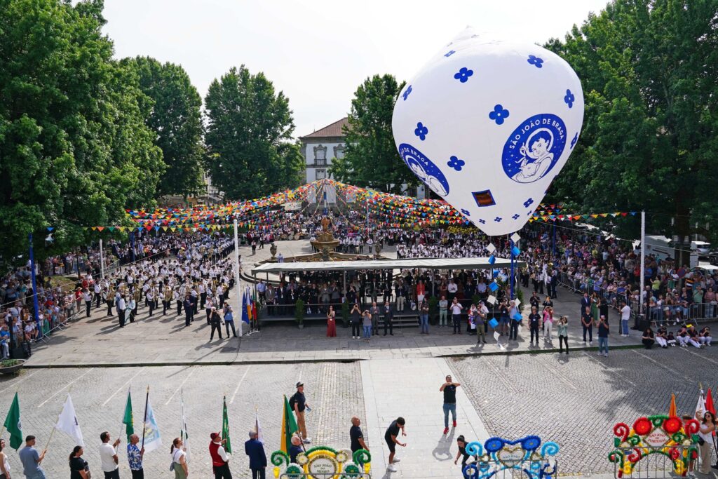 Largada de balão gigante dá tiro de partida para a noitada do s. João de braga 23 Largada de balão gigante dá tiro de partida para a noitada do s. João de braga