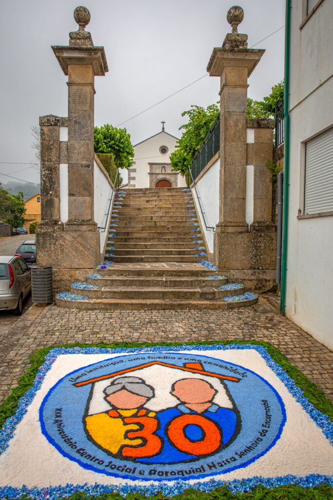 Tapetes floridos do corpo de deus deslumbram em caminha 78 Tapetes floridos do corpo de deus deslumbram em caminha
