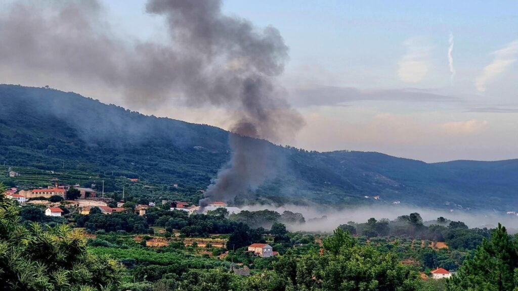 Comboio intercidades abalroa camião. Mais de 140 bombeiros combatem chamas