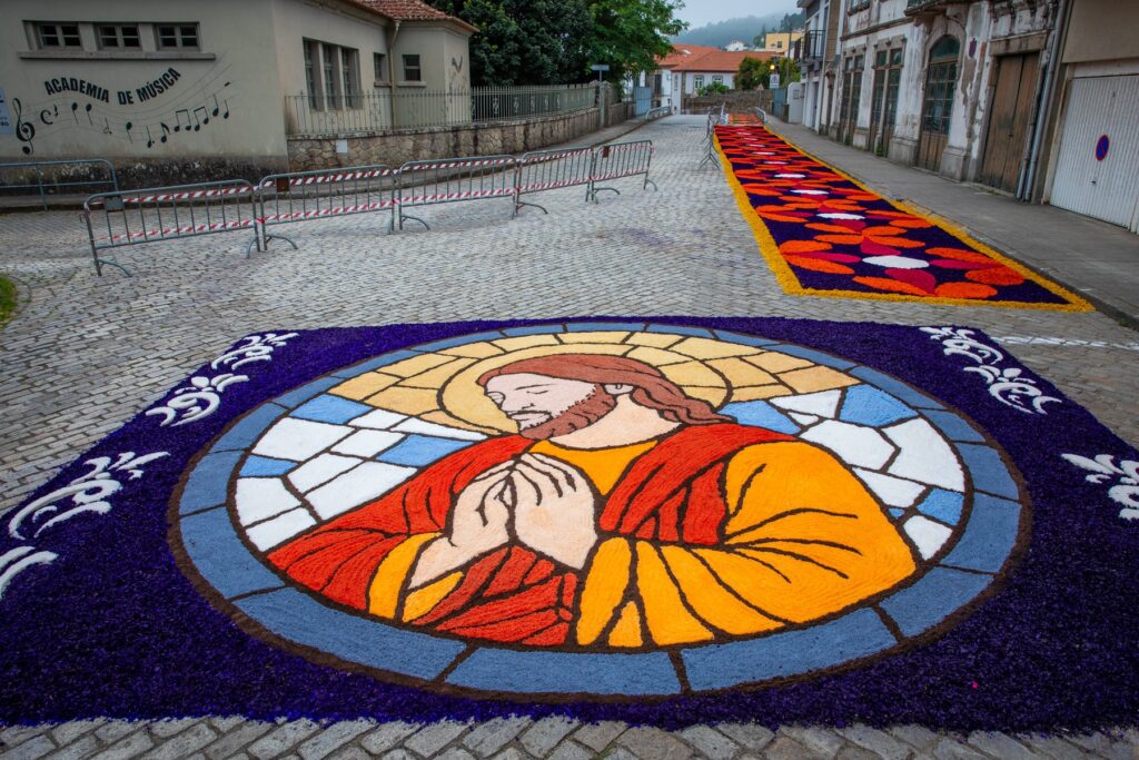 Tapetes floridos do corpo de deus deslumbram em caminha 64 Tapetes floridos do corpo de deus deslumbram em caminha
