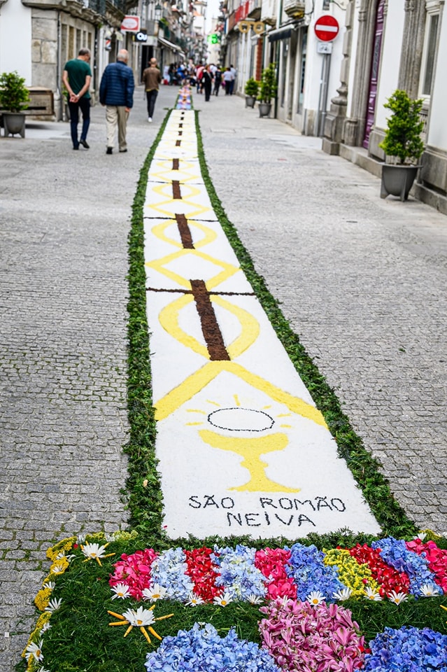 Centenas embelezam ruas de viana do castelo com tapetes de flores 34 Centenas embelezam ruas de viana do castelo com tapetes de flores