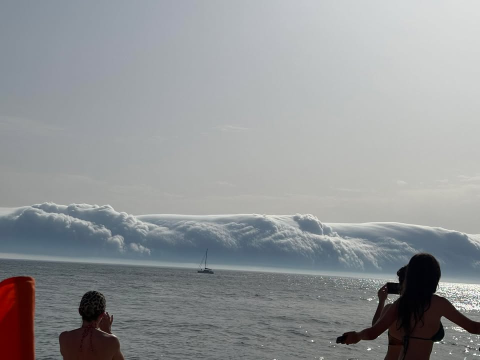 Banhistas da póvoa de varzim surpreendidos por nuvem que parece onda gigante 6 Banhistas da póvoa de varzim surpreendidos por nuvem que parece onda gigante