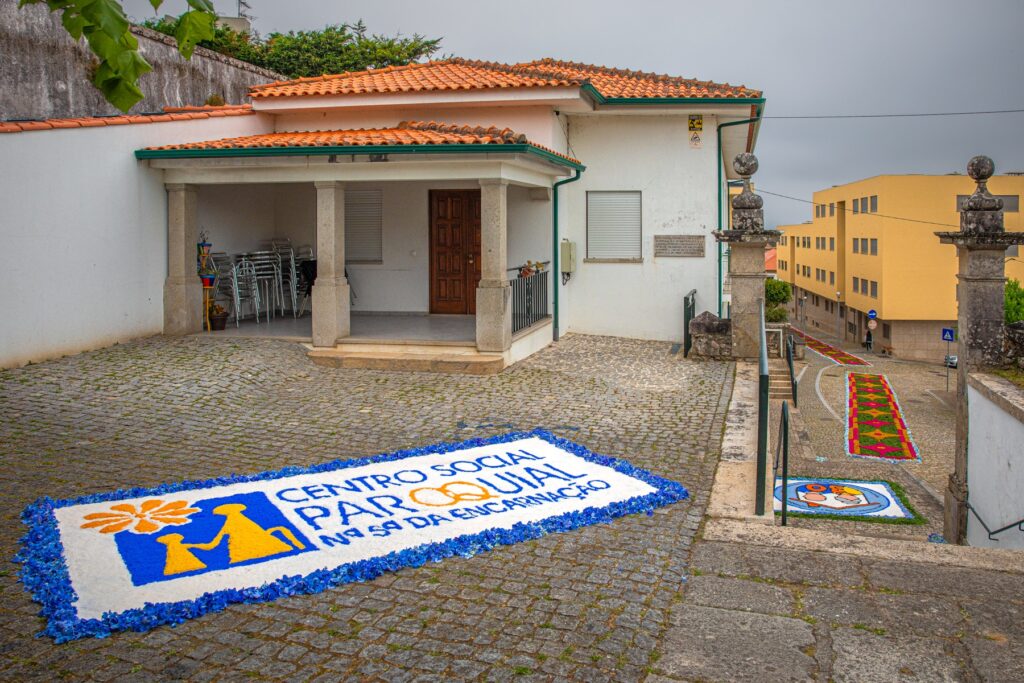 Tapetes floridos do corpo de deus deslumbram em caminha 28 Tapetes floridos do corpo de deus deslumbram em caminha