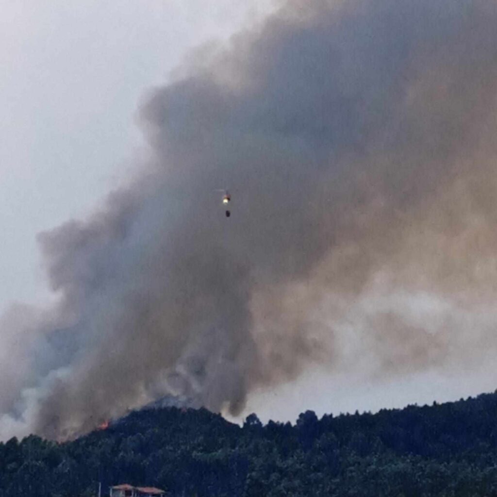 Mais de 50 bombeiros e dois meios aéreos combatem incêndio na póvoa de lanhoso 7 Mais de 50 bombeiros e dois meios aéreos combatem incêndio na póvoa de lanhoso