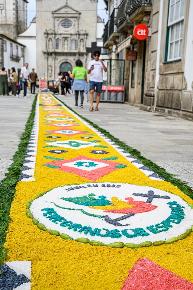 Centenas embelezam ruas de viana do castelo com tapetes de flores 7 Centenas embelezam ruas de viana do castelo com tapetes de flores