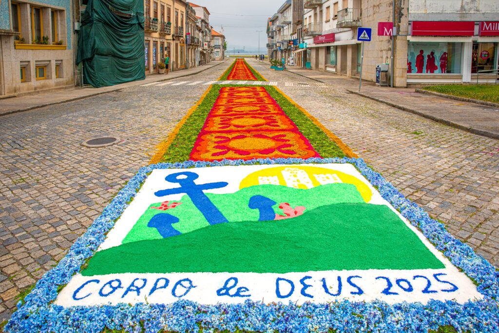 Tapetes floridos do corpo de deus deslumbram em caminha 6 Tapetes floridos do corpo de deus deslumbram em caminha