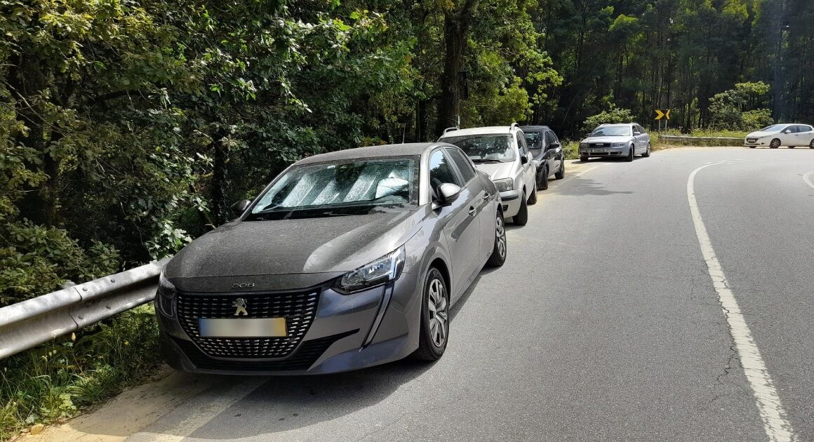 Mulher ameaçada por condutores ao fotografar carros estacionados na estrada em viana