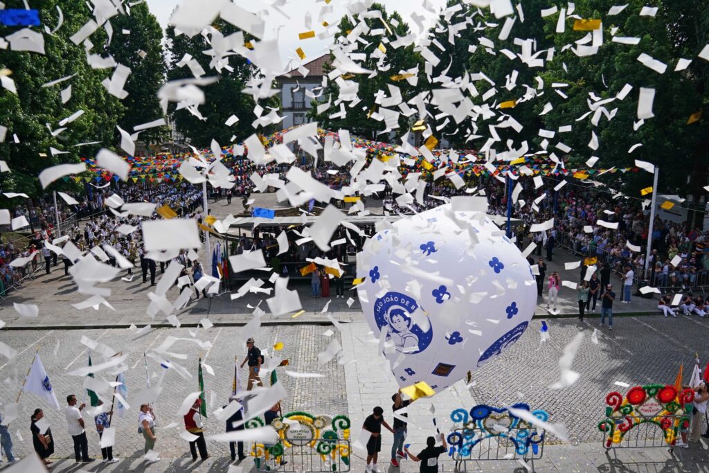 Largada de balão gigante dá tiro de partida para a noitada do s. João de braga 46 Largada de balão gigante dá tiro de partida para a noitada do s. João de braga
