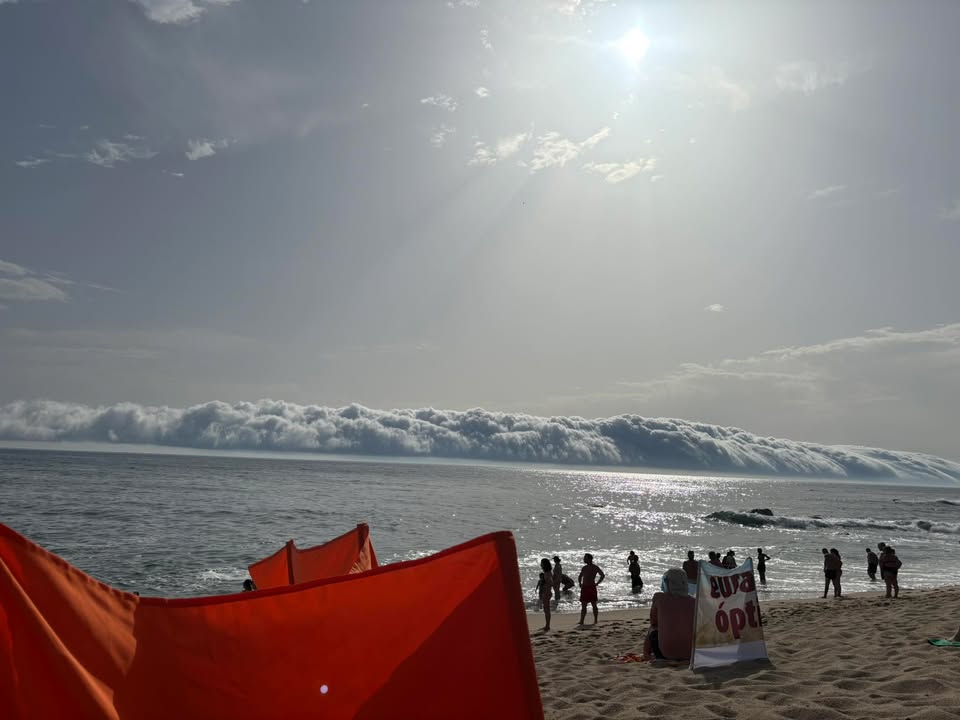 Banhistas da póvoa de varzim surpreendidos por nuvem que parece onda gigante 7 Banhistas da póvoa de varzim surpreendidos por nuvem que parece onda gigante