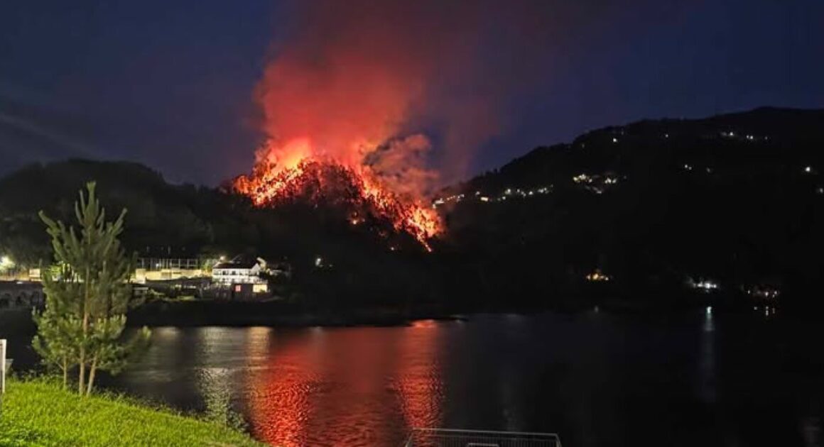 Incêndio em vieira do minho junto a habitações