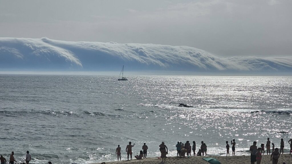 Banhistas da póvoa de varzim surpreendidos por nuvem que parece onda gigante 11 Banhistas da póvoa de varzim surpreendidos por nuvem que parece onda gigante