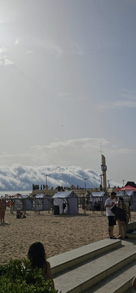 Banhistas da póvoa de varzim surpreendidos por nuvem que parece onda gigante 8 Banhistas da póvoa de varzim surpreendidos por nuvem que parece onda gigante