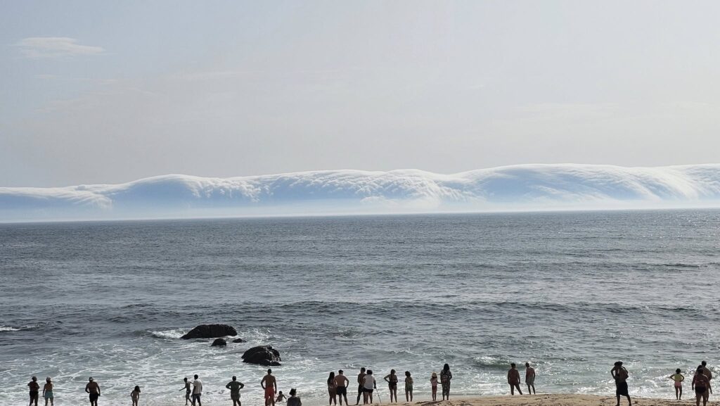 Banhistas da póvoa de varzim surpreendidos por nuvem que parece onda gigante 12 Banhistas da póvoa de varzim surpreendidos por nuvem que parece onda gigante