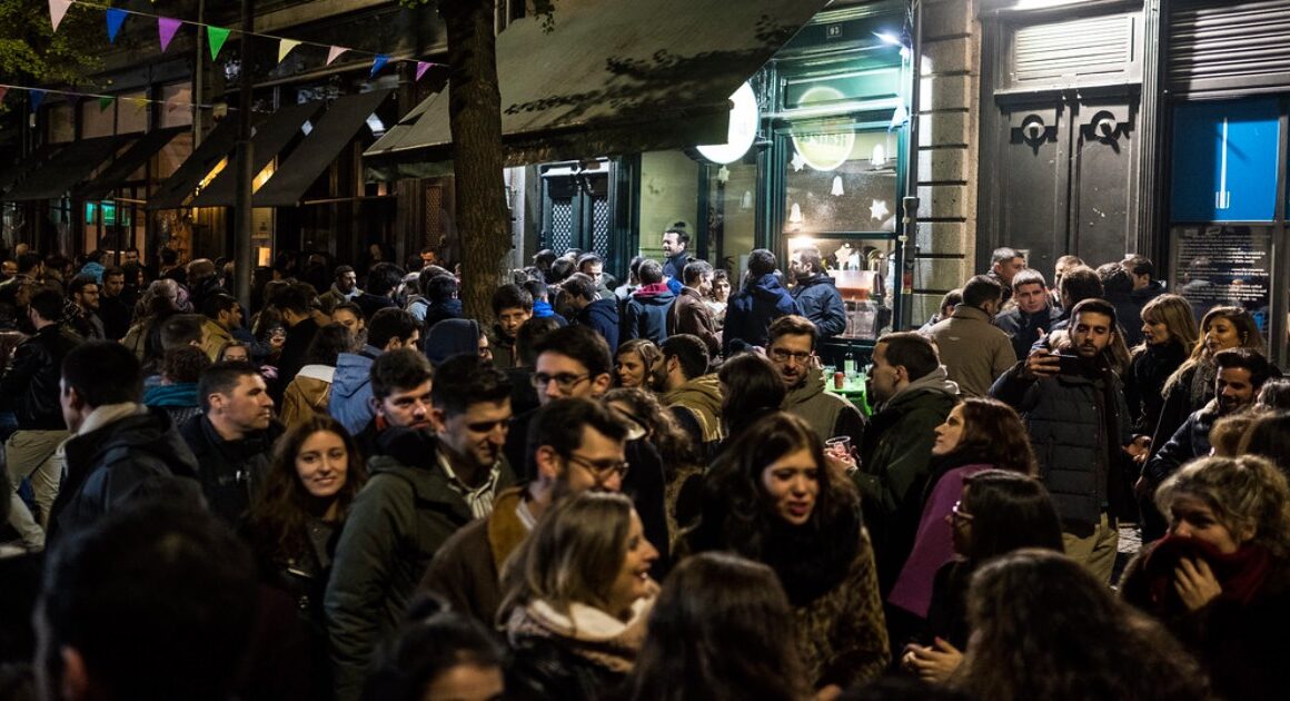 Vai para a 'noite' do porto? Atenção, só pode beber na rua até às 21:00