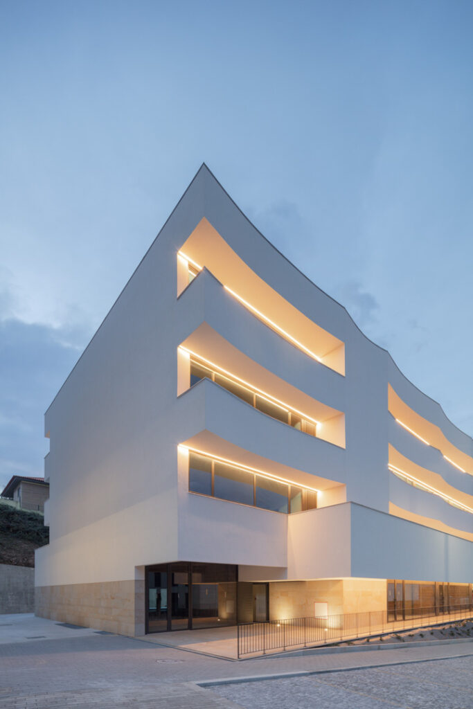 Ponte de lima: apartamentos com varandas onduladas ganham prémio internacional de arquitetura 24 Ponte de lima: apartamentos com varandas onduladas ganham prémio internacional de arquitetura