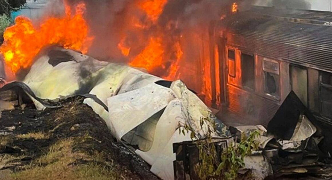 Comboio intercidades abalroa camião. Mais de 140 bombeiros combatem chamas
