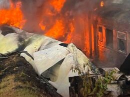 Comboio intercidades abalroa camião. Mais de 140 bombeiros combatem chamas
