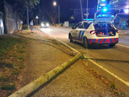 Viana: carro destravado em posto de combustível derruba poste