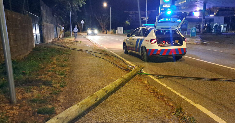 Viana: carro destravado em posto de combustível derruba poste