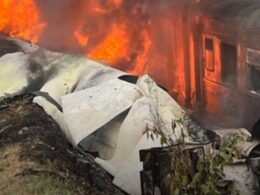 Comboio intercidades abalroa camião. Mais de 140 bombeiros combatem chamas