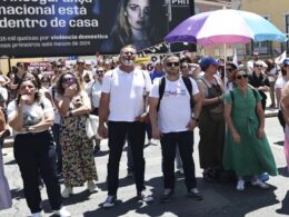 Trabalhadores em frente ao parlamento pedem fecho dos centros comerciais aos domingos e feriados