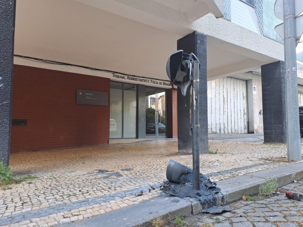 Vandalismo em braga: queimados mais dois caixotes do lixo 7 Vandalismo em braga: queimados mais dois caixotes do lixo