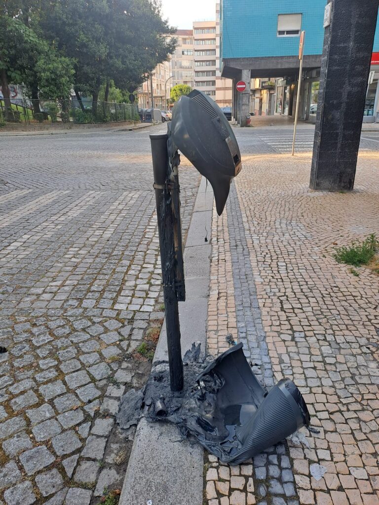 Vandalismo em braga: queimados mais dois caixotes do lixo 6 Vandalismo em braga: queimados mais dois caixotes do lixo