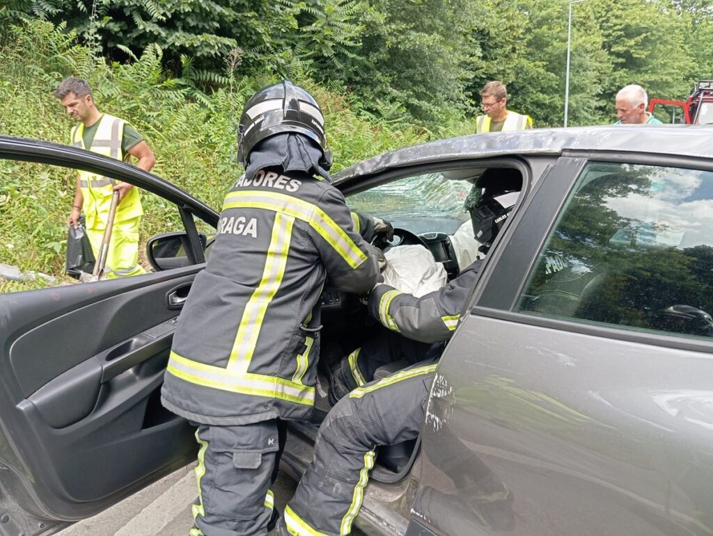Jovem ferida em despiste contra poste seguido de capotamento em braga 7 Jovem ferida em despiste contra poste seguido de capotamento em braga