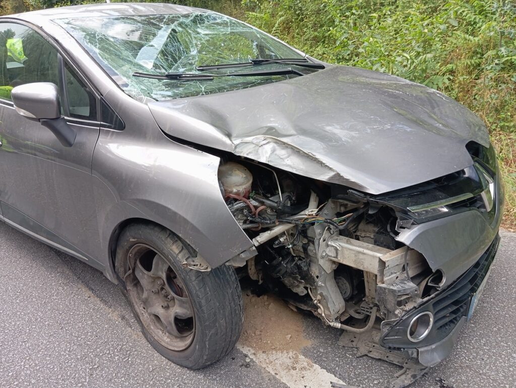 Jovem ferida em despiste contra poste seguido de capotamento em braga 8 Jovem ferida em despiste contra poste seguido de capotamento em braga