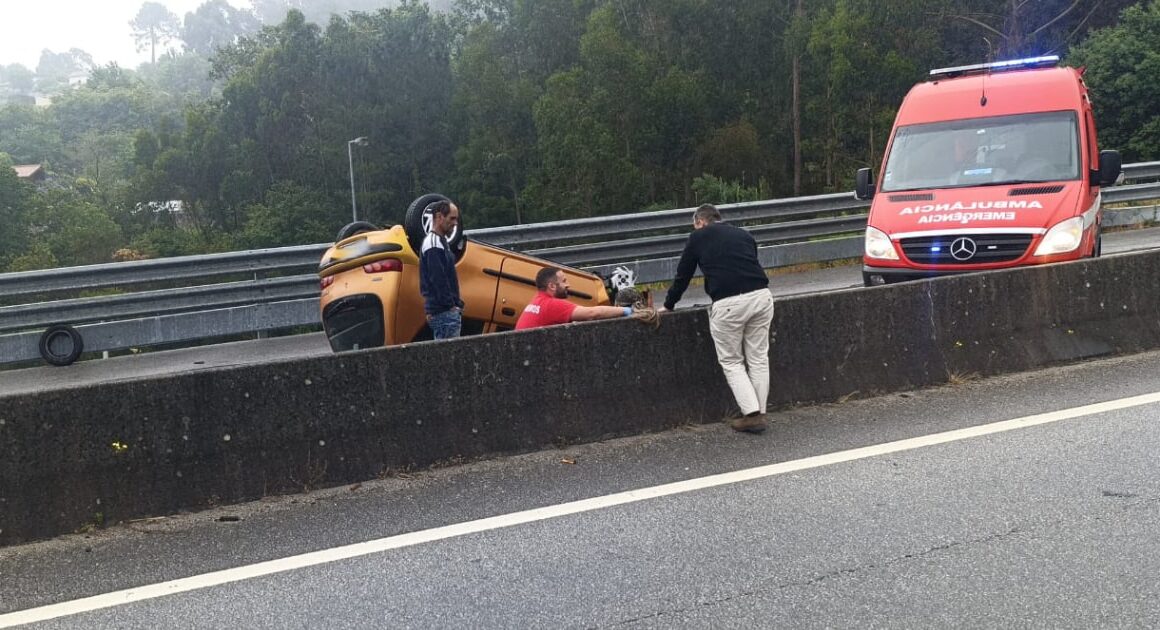 Mulher ferida em despiste e capotamento na a28