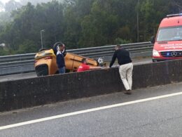 Mulher ferida em despiste e capotamento na a28